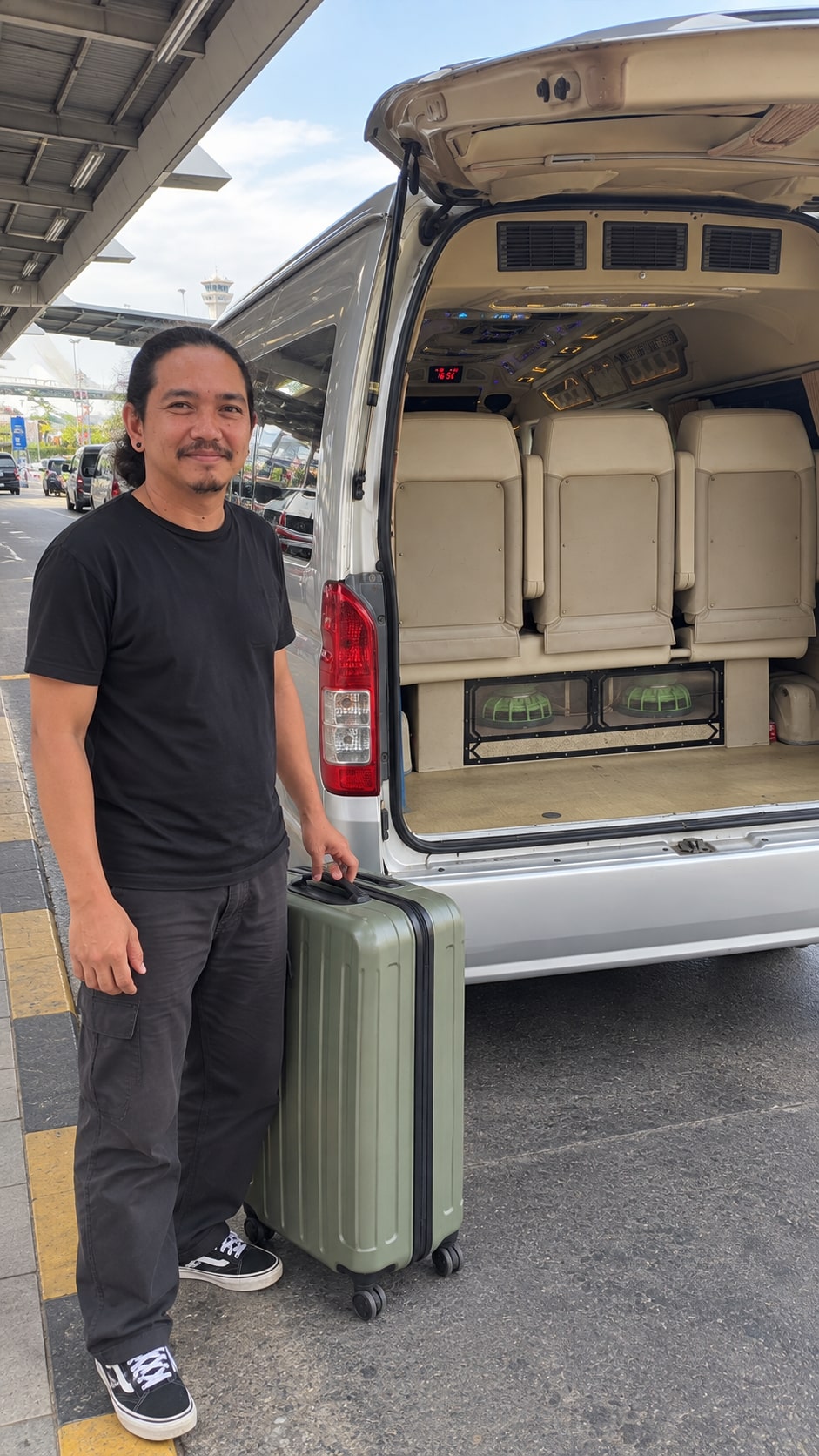 司機在機場接機處，站在打開的車尾旁
